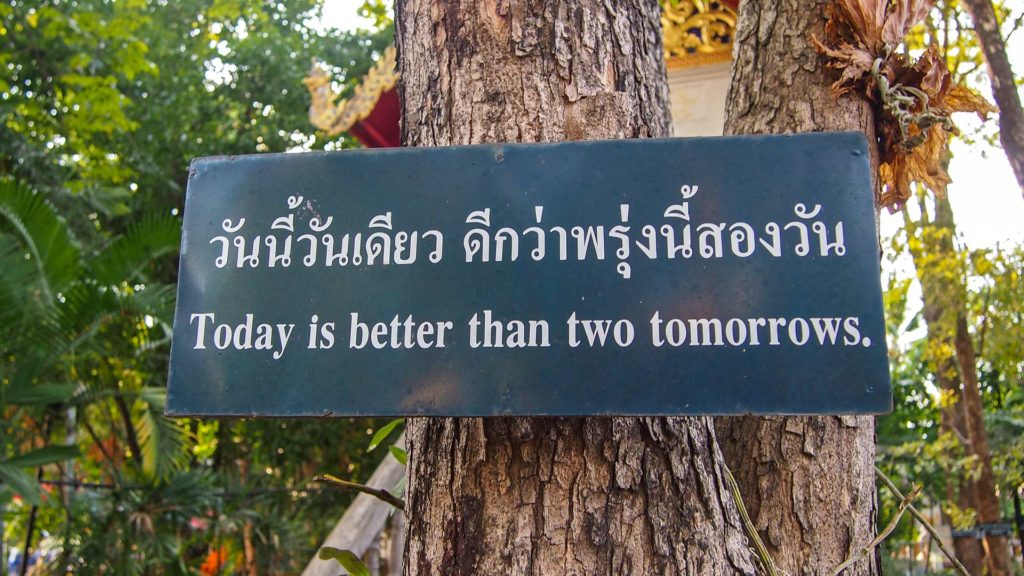 Today is better than two tomorrows, buddhistische Weisheit im Wat Phra Singh von Chiang Mai