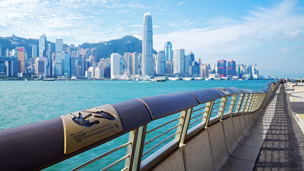 Die Avenue of Stars in Kowloon mit Blick auf die Skyline von Hong Kong Island