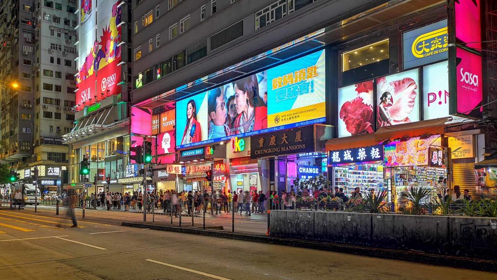 Die berühmten Chungking Mansions in Kowloon, Hong Kong bei Nacht