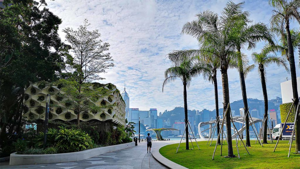 Der Salisbury Garden in Kowloon mit der Skyline von Hong Kong Island im Hintergrund