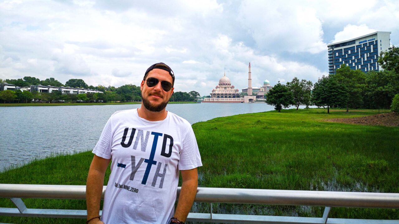 Tobi und die Aussicht auf die Putra Moschee in Putrajaya