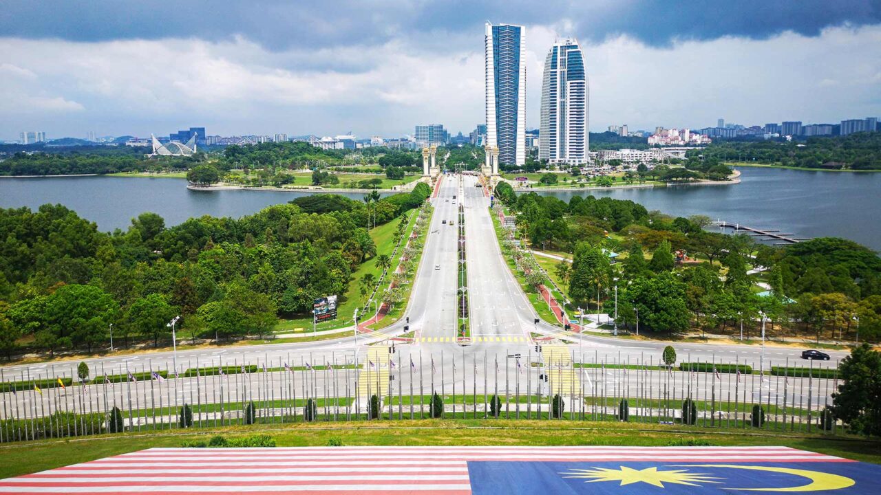 Das Putrajaya Convention Center mit Aussicht auf Putrajaya