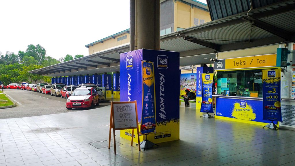 Taxis an der Bahnstation von Putrajaya