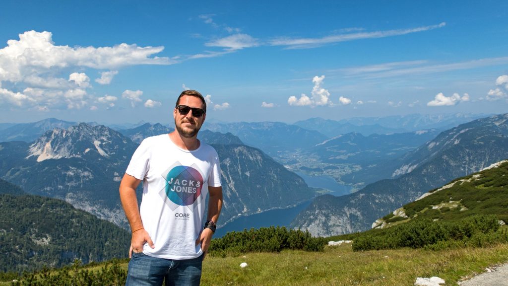 Tobi und die Aussicht vom Krippenstein, Dachsteingebirge