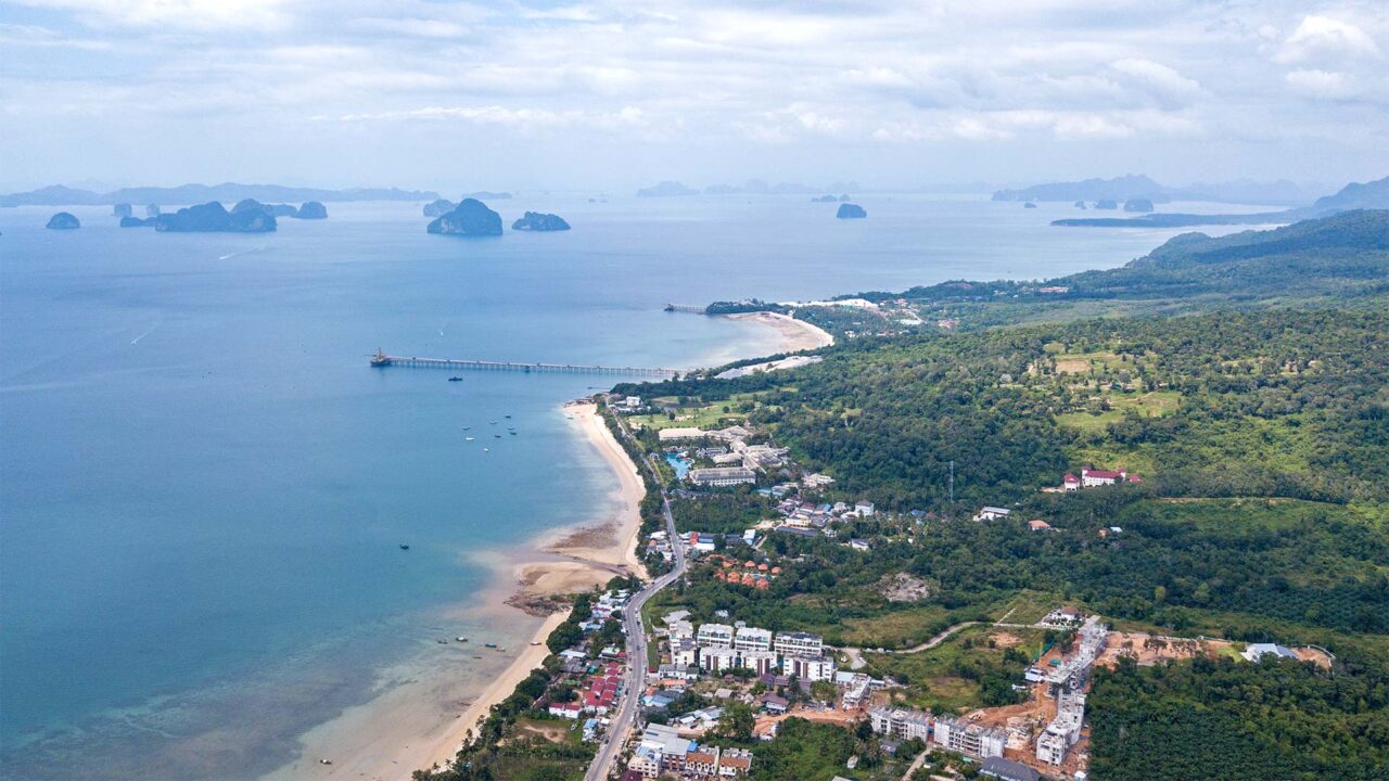 Drohnenfoto mit Aussicht auf die Küstenstraße in Klong Muang, Krabi