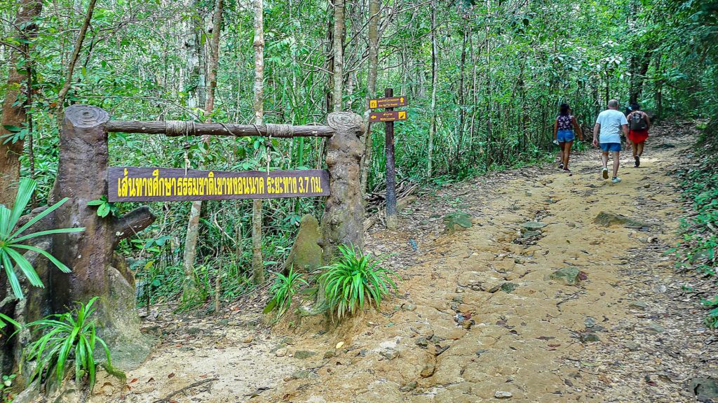 Beginn der Wanderung zum Dragon Crest Mountain in Krabi