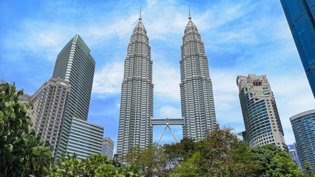 Die Petronas Towers in Kuala Lumpur von KLCC Park gesehen