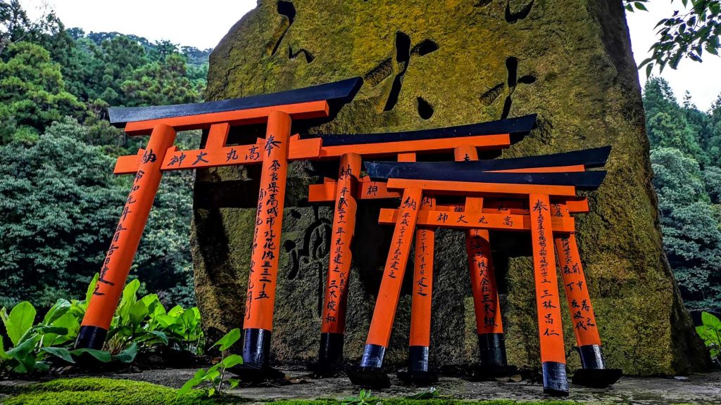 Kleine Version der roten Torii Tore im Fushimi Inari Taisha Schrein