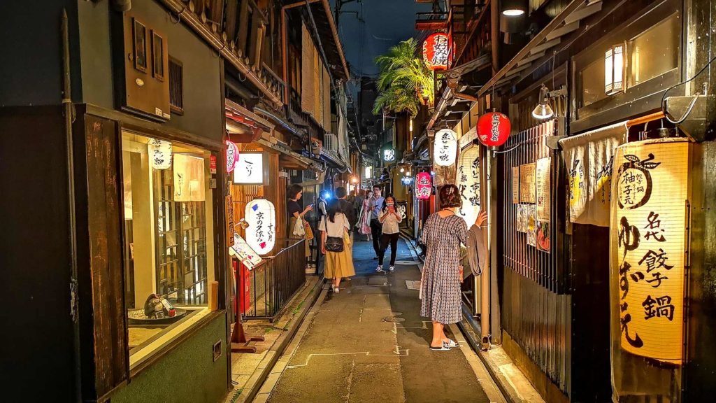 Die Pontocho Alley mit Bars und Restaurants am Abend in Kyoto