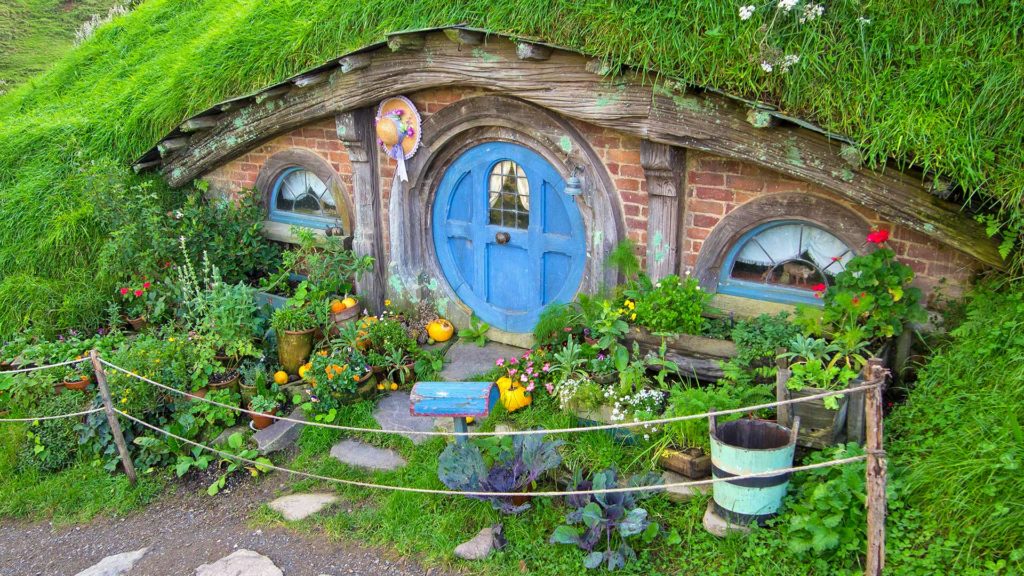 Kleines Hobbit Haus mit blauer Tür in Hobbingen, Matamata