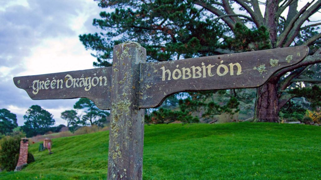 Schild vom Green Dragon Pub nach Hobbiton, Matamata