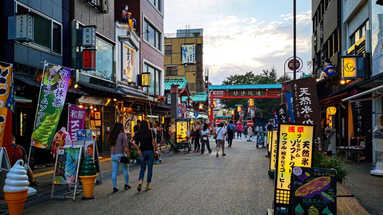 Die Demboin Dori, eine Querstraße zur Nakamise Shopping Street in Asakusa, Tokio