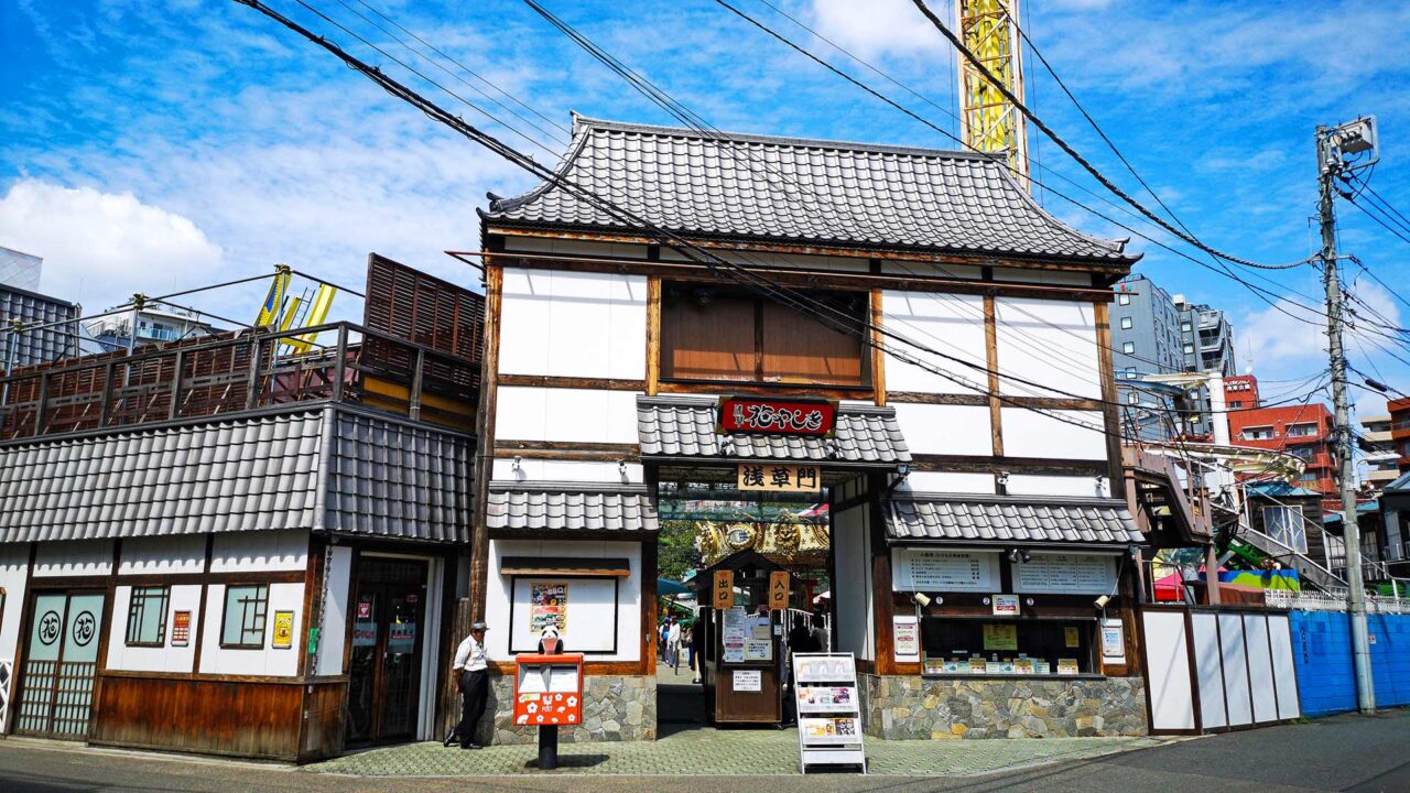 Der alte Hanayashiki Freizeitpark von Tokio in Asakusa