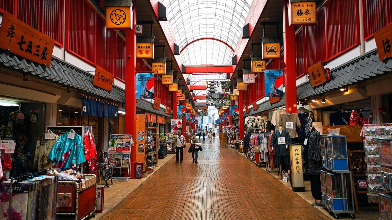 Die Nishi-Sando Einkaufstraße in der Nähe des Senso-Ji Tempels in Asakusa