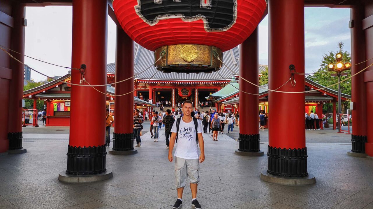 Marcel im Senso-Ji Tempel von Asakusa in Tokio