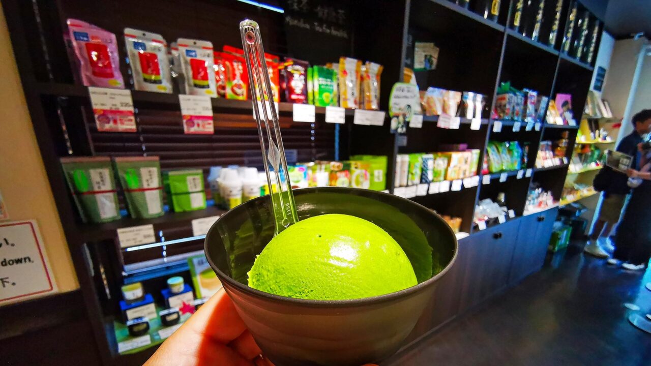 Matcha Eis im Suzukien Asakusa in Tokio