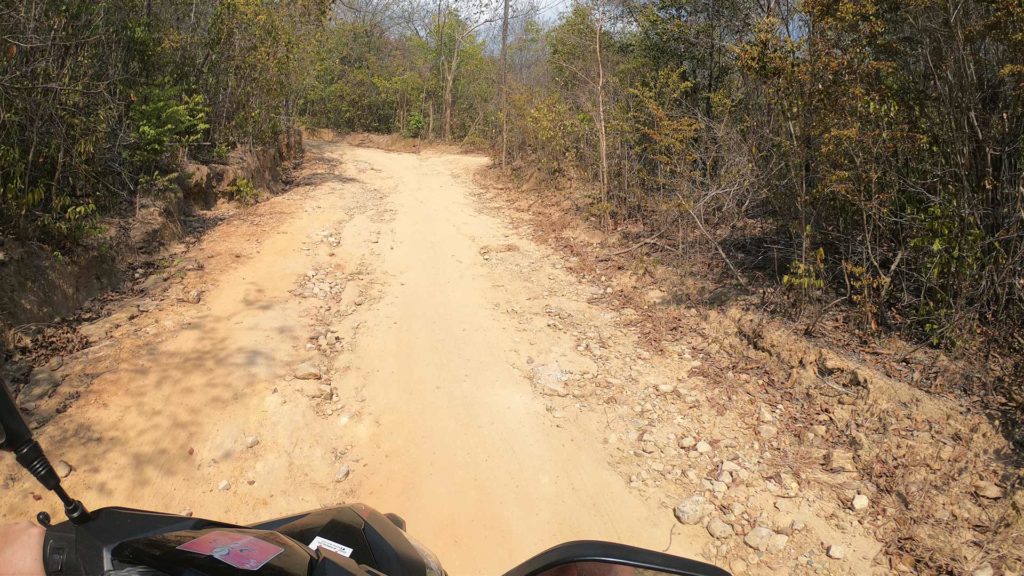 Straße/Schotterpiste zum Ao Nuan auf Koh Samet