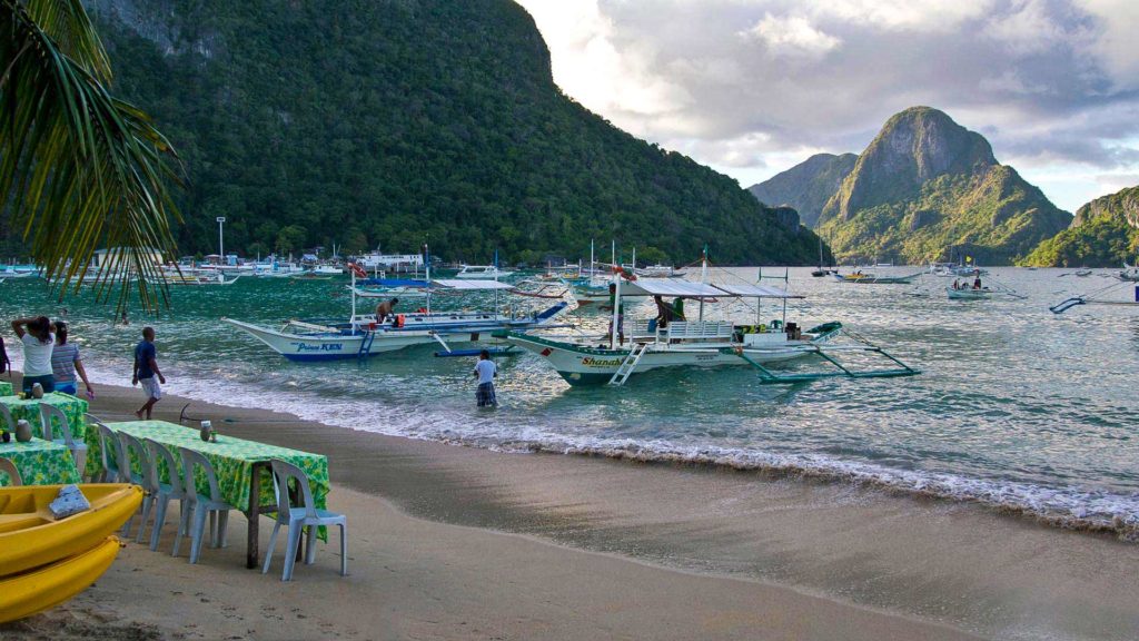 Boote und Strandrestaurants am El Nido Beach, Palawan
