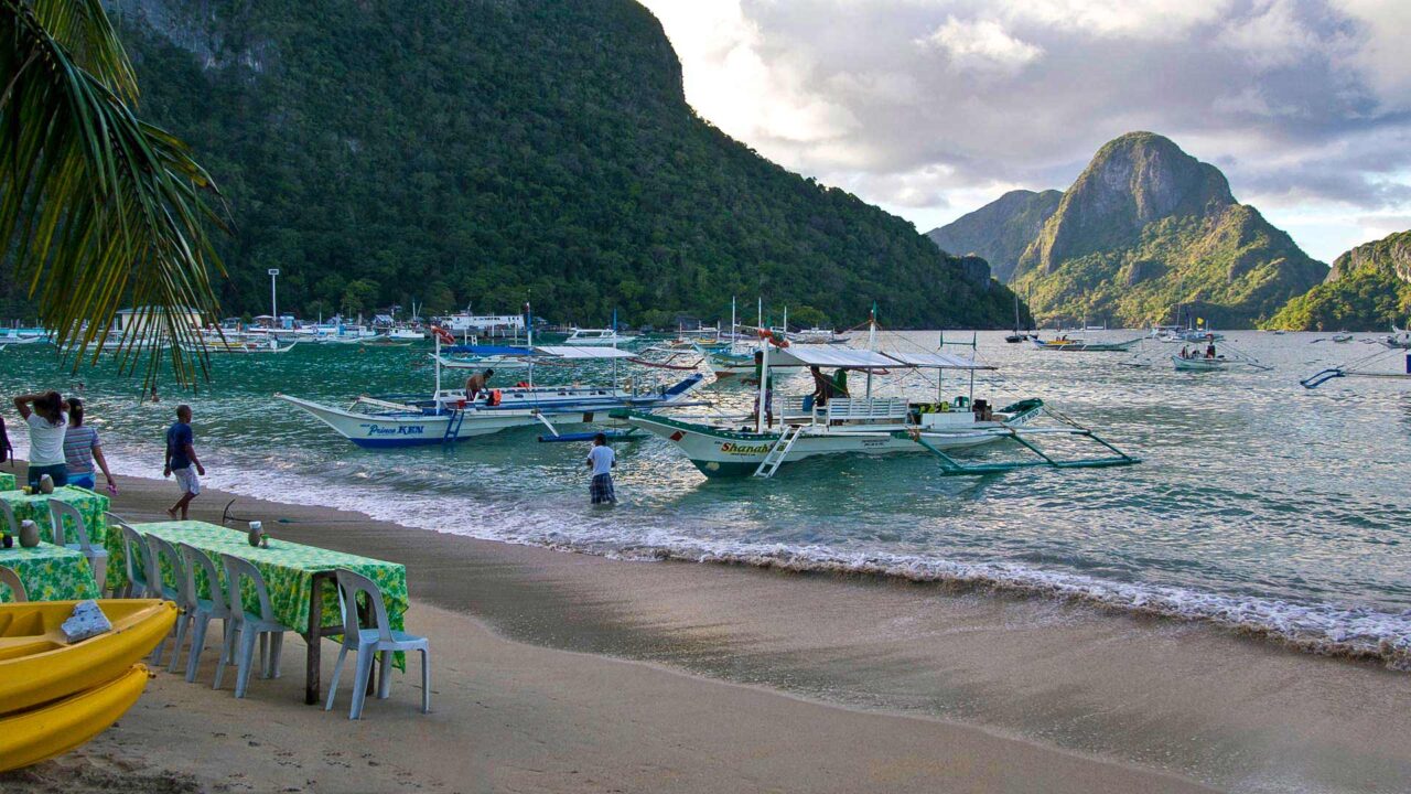 Boote und Strandrestaurants am El Nido Beach, Palawan