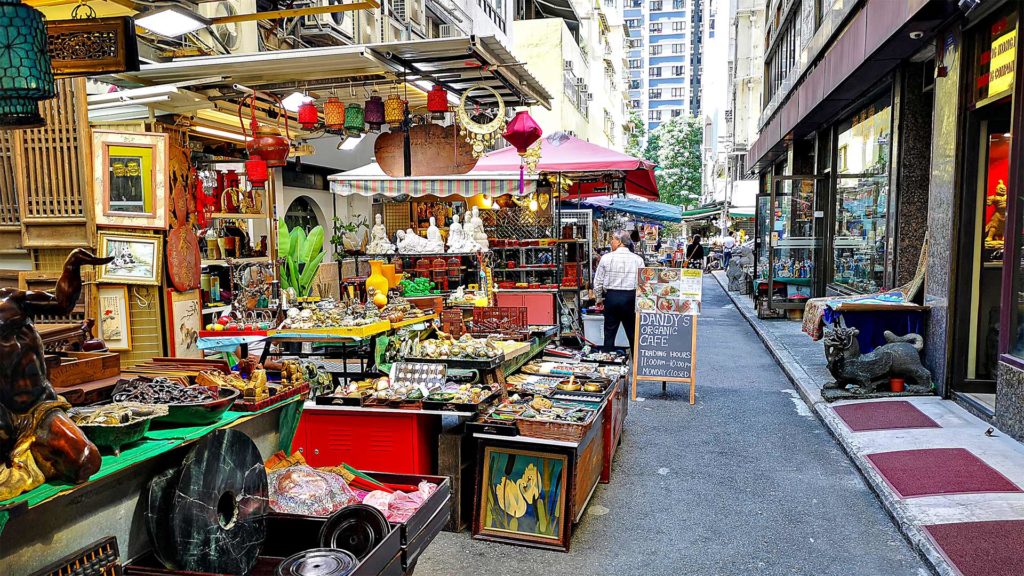 Geschäfte in der Cat Street auf Hong Kong Island