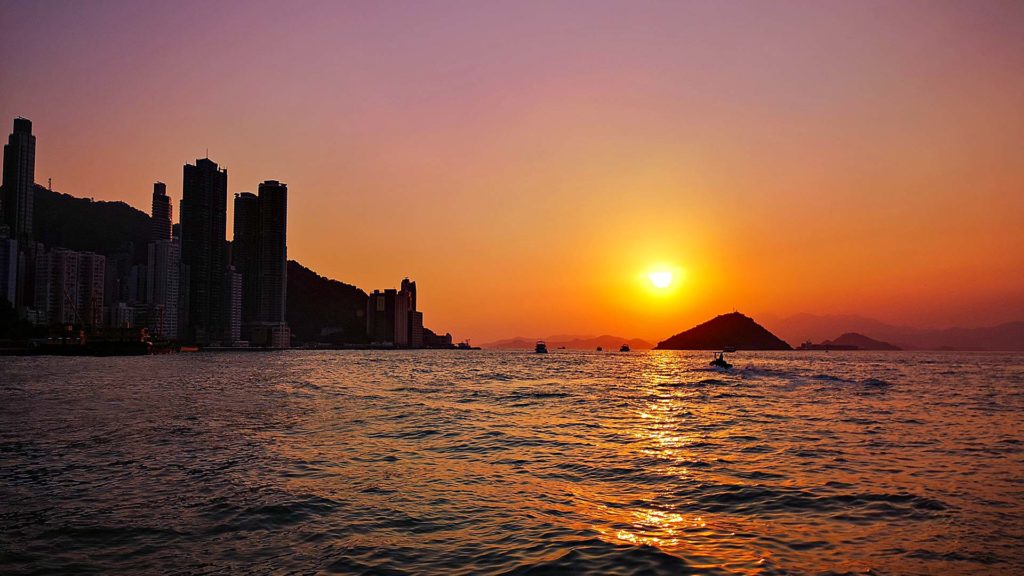 Sonnenuntergang auf Hong Kong Island am Central and Western District Pier