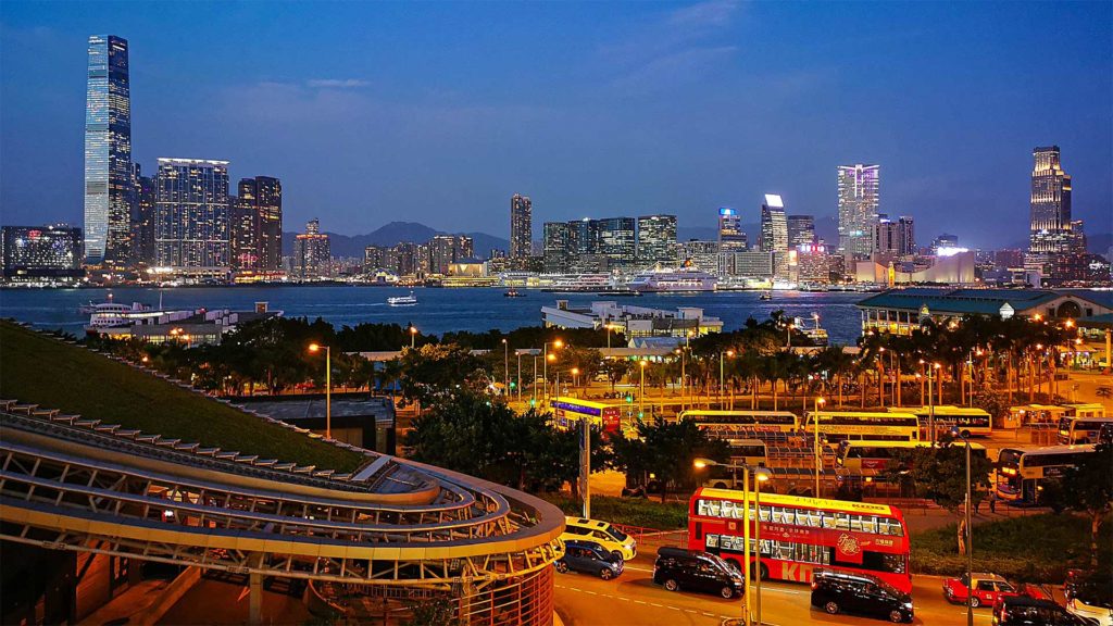 Der Ausblick des International Finance Center von Hong Kong Island nach Kowloon