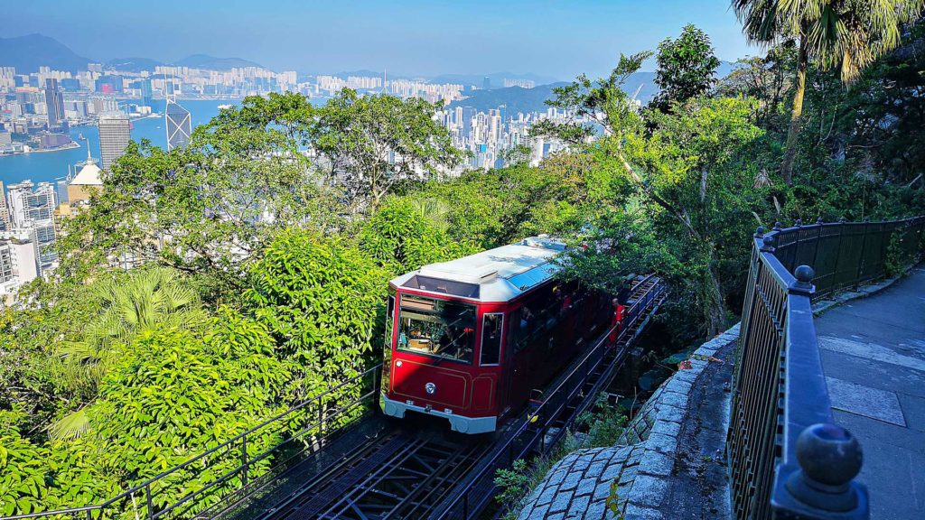 The Peak Tram mit der Skyline von Hong Kong im Hintergrund