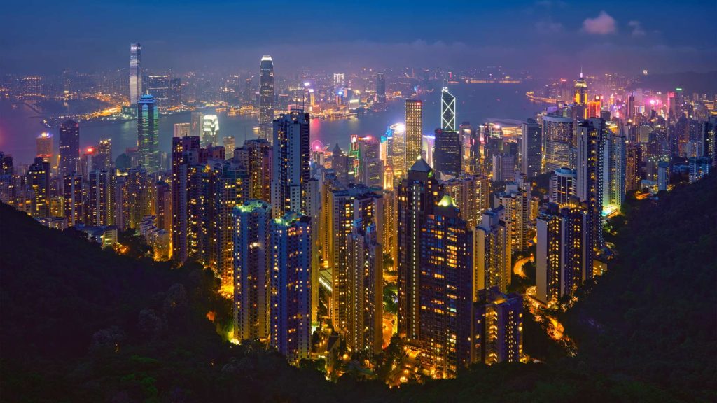 Aussicht von der Sky Terrace 428 am Victoria Peak auf Hong Kong bei Nacht