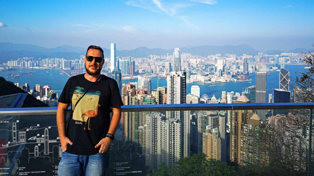 Tobi und die Aussicht von der The Peak Galleria auf die Skyline von Hong Kong