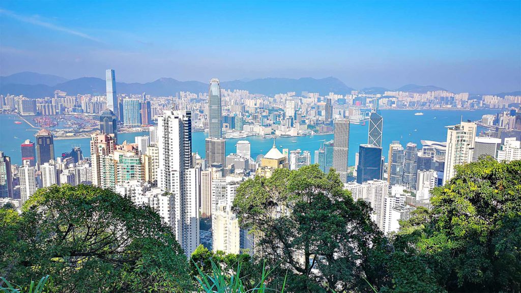 Ausblick vom Victoria Peak auf die Skyline von Hong Kong Island und Kowloon