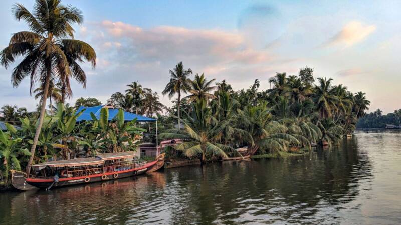 Boot auf dem Fluss in Kerala, Indien