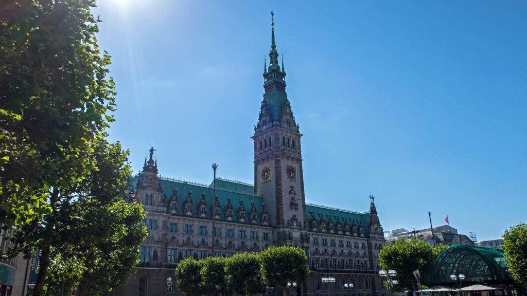 Das Hamburger Rathaus an einem Sommer-Wochenende