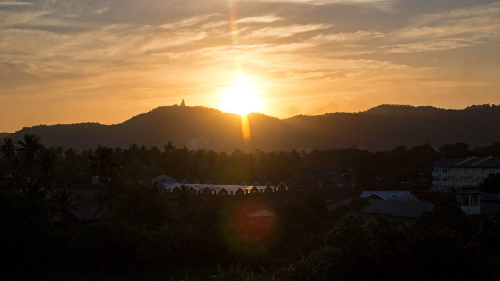 Sonnenuntergang mit dem Big Buddha von Phuket in der Ferne