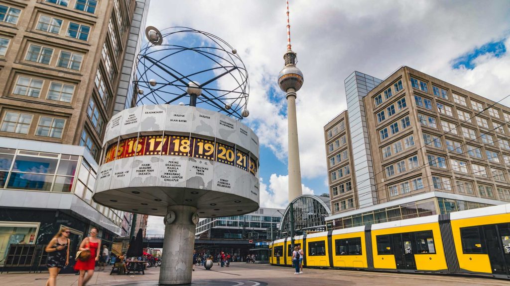 Der Alexanderplatz mit Weltzeituhr und Fernsehturm in Berlin