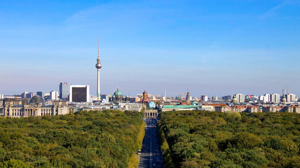 Aussicht auf den Reichstag, den Berliner Dom, den Fernsehturm, das Brandenburger Tor und die Skyline von Berlin von der Spitze der Siegessäule Berlin