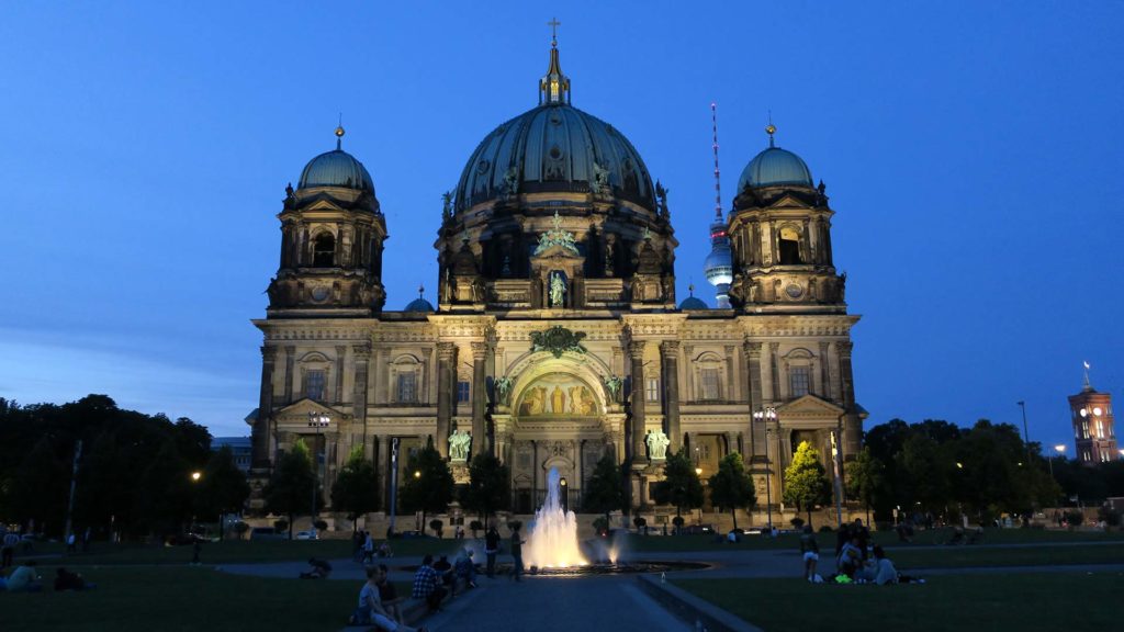 Der Berliner Dom auf der Museumsinsel zur blauen Stunde