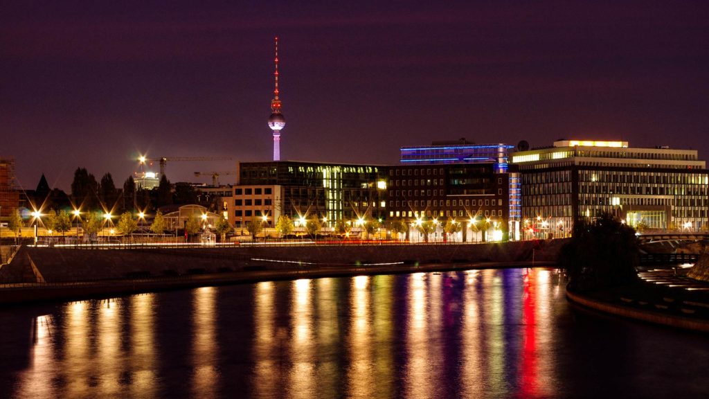 Aussicht auf die Spree und den Berliner Fernsehturm bei Nacht