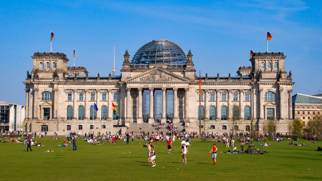 Eine der wichtigsten Sehenswürdigkeiten in Berlin: das Reichstagsgebäude im Frühling/Frühsommer