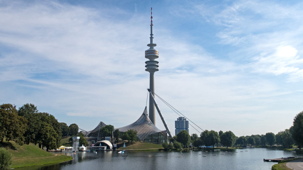 Der Olympiapark mit dem Fernsehturm von München