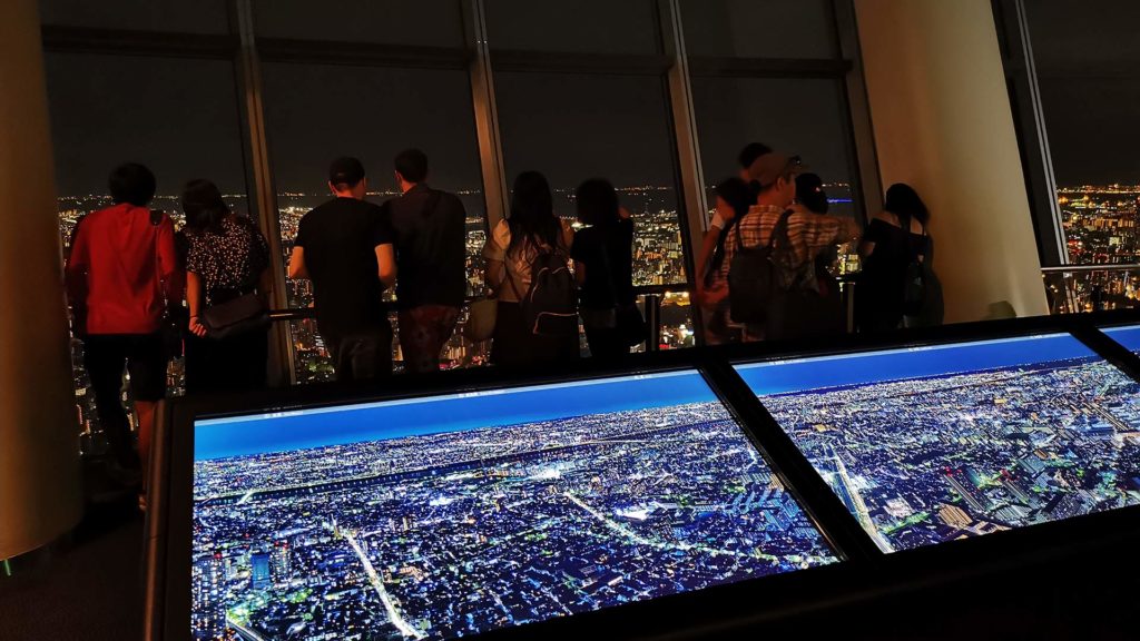 Aussicht vom Tokyo Skytree und Bildschirme