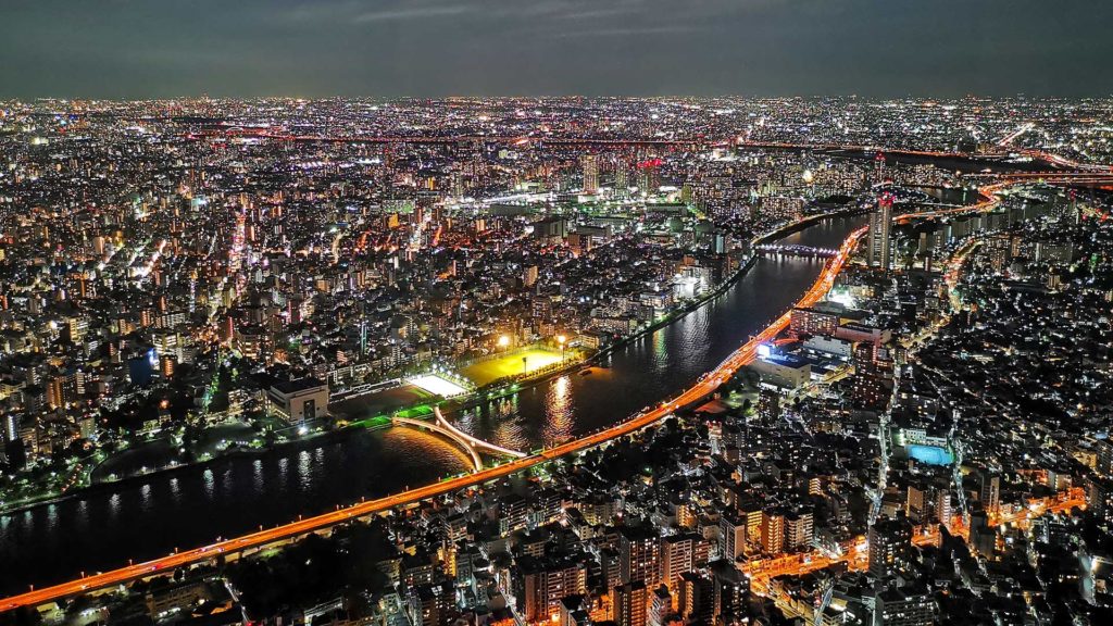 Aussicht vom Tokyo Skytree auf Asakusa, den Sumida Fluss und Teile des Sumida Parks