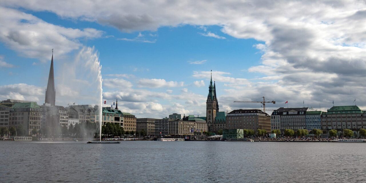 View from the boat of the Jungfernstieg and the Rathaus (Hamburg City Hall) in the background