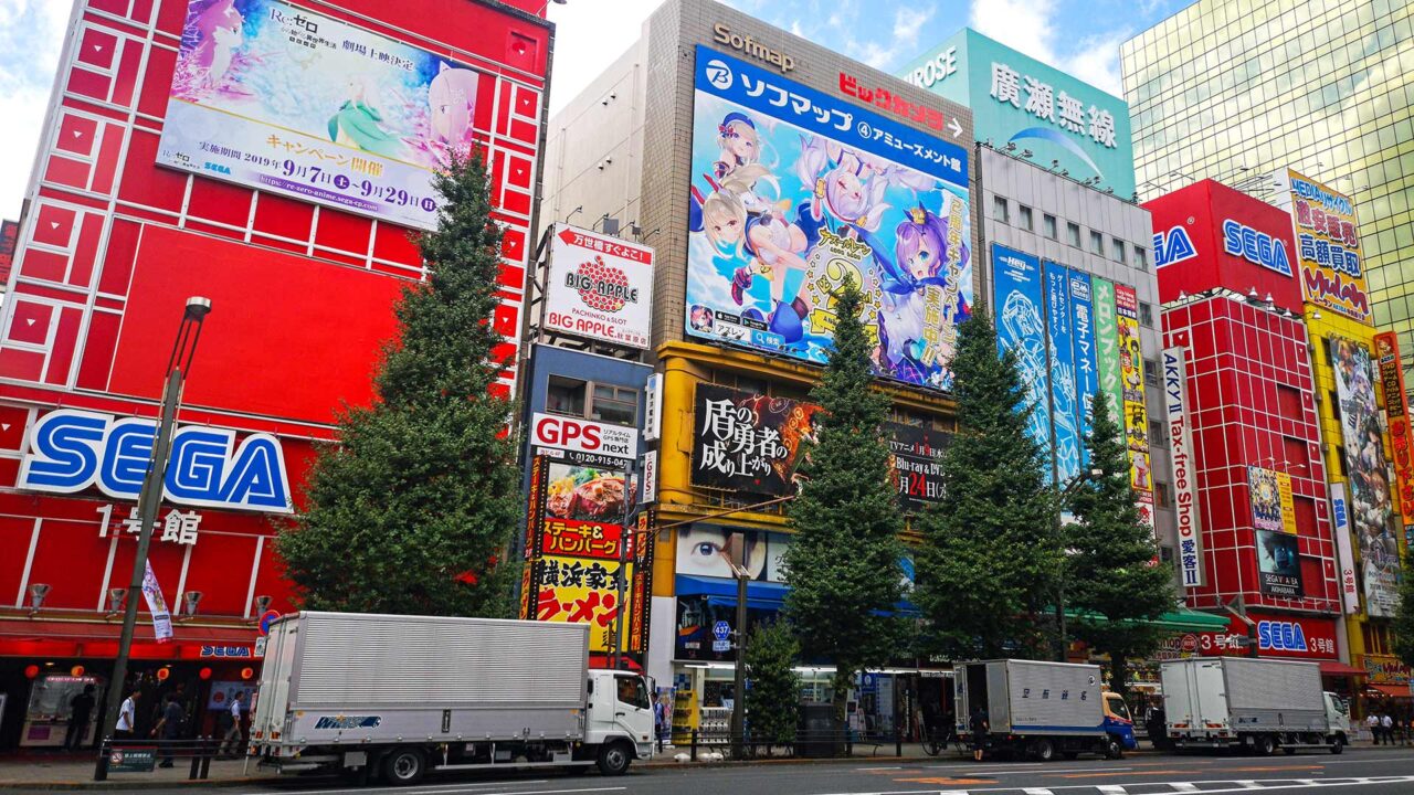 Die bunte Skyline vom Akihabara Viertel in Tokio