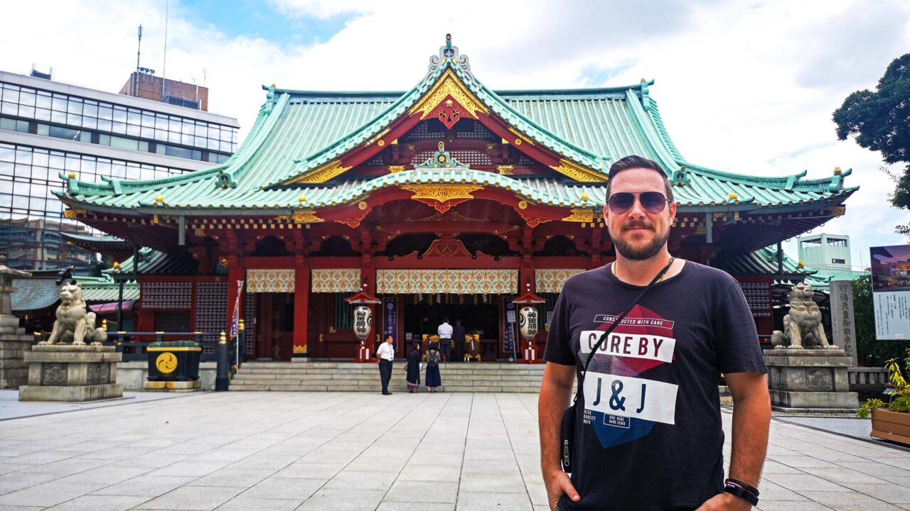 Tobi zu Besuch beim Kanda Myojin Schrein in Akihabara, Tokio