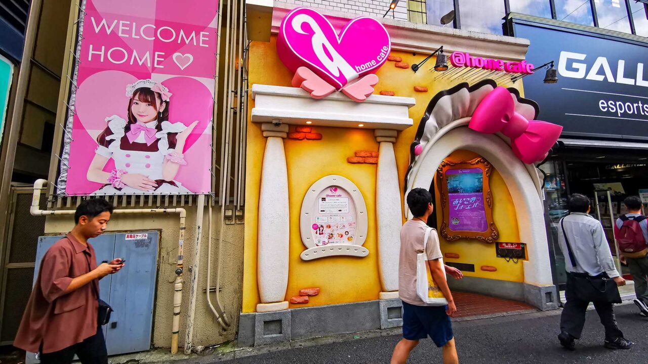 Eines der vielen Maid Cafés von Akihabara in Tokio