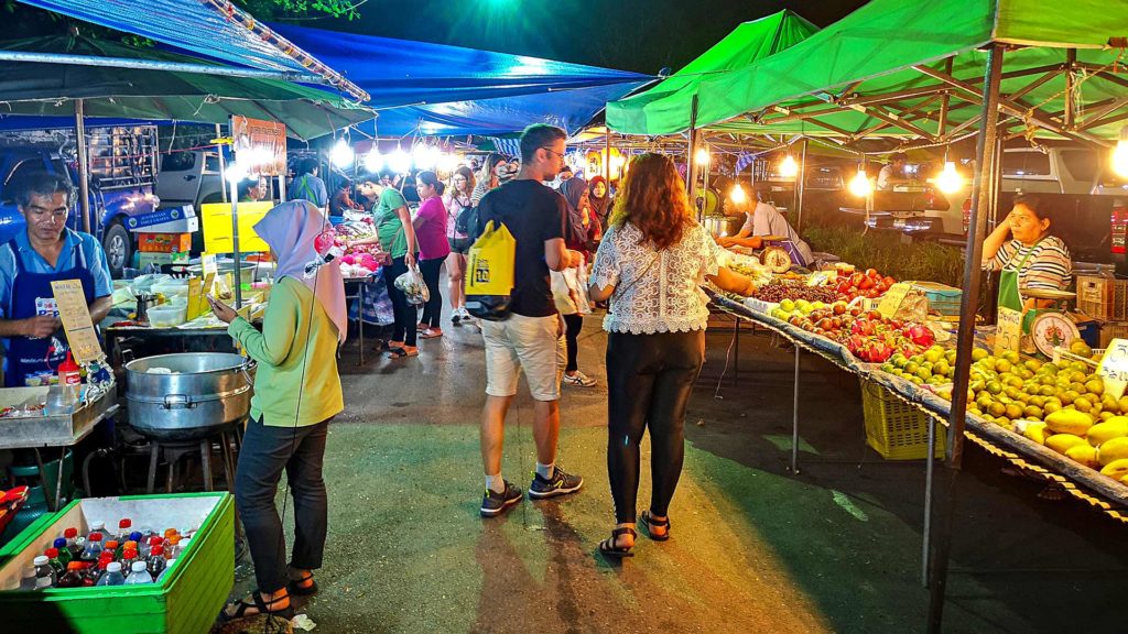Besucher auf dem Wednesday Night Market in Ao Nang