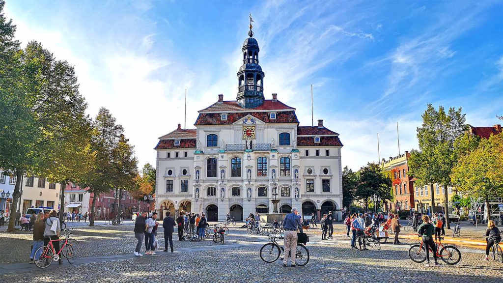 Das alte Rathaus mit Marktplatz in Lüneburg
