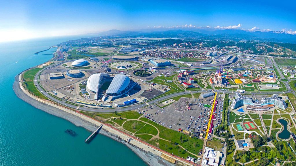 Aussicht von oben auf den Olympia Park von Sotschi in Russland