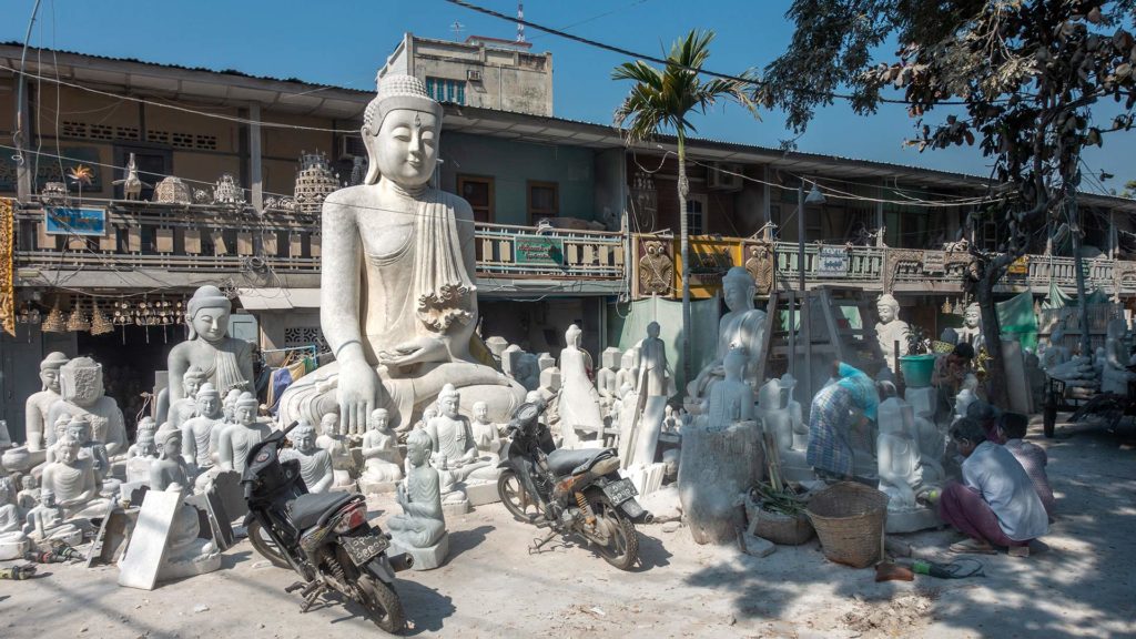 Buddha-Statuen im Stone Carving District von Mandalay