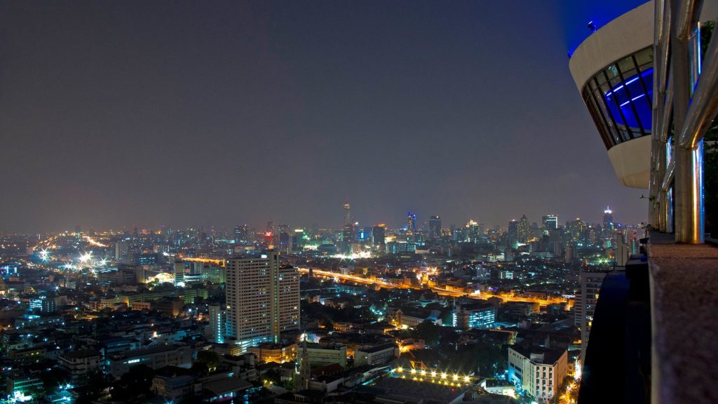 Die Three Sixty Bar und die Aussicht auf Bangkok bei Nacht